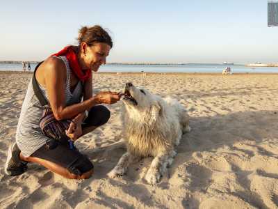 Sull�arenile facciamo la conoscenza della 56enne Tatiana, intenta ad accarezzare e a dare un biscottino al cagnolone
